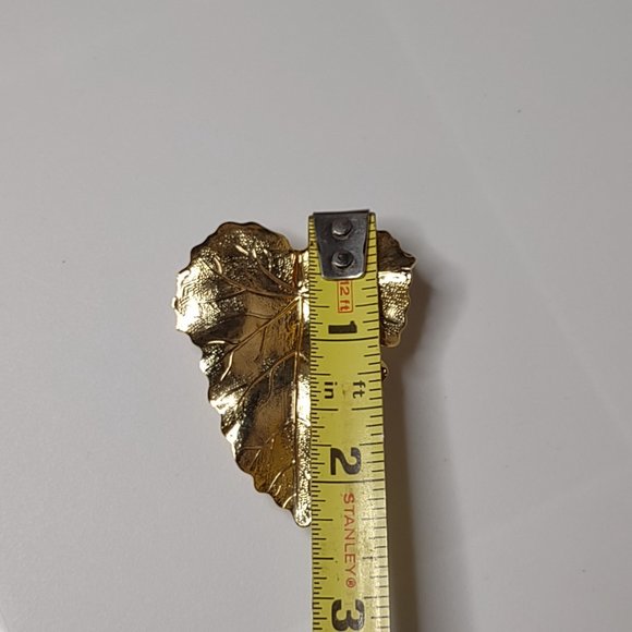 Large Gold Tone Lightweight Metal Leaf Scarf Clip - Picture 12 of 13